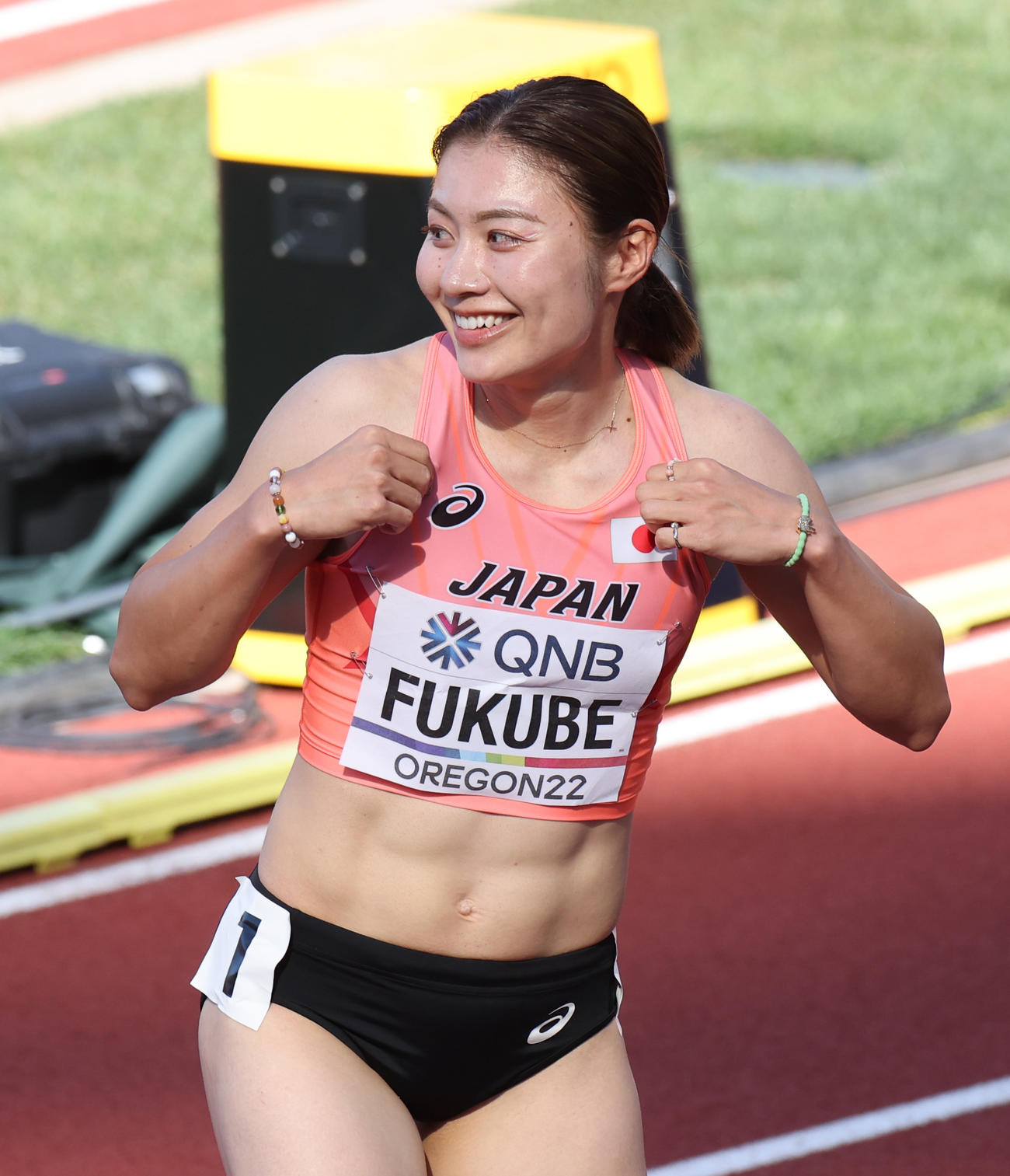 世界陸上女子100メートル障害準決勝で日本記録を更新し笑顔を見せる福部真子（代表撮影）
