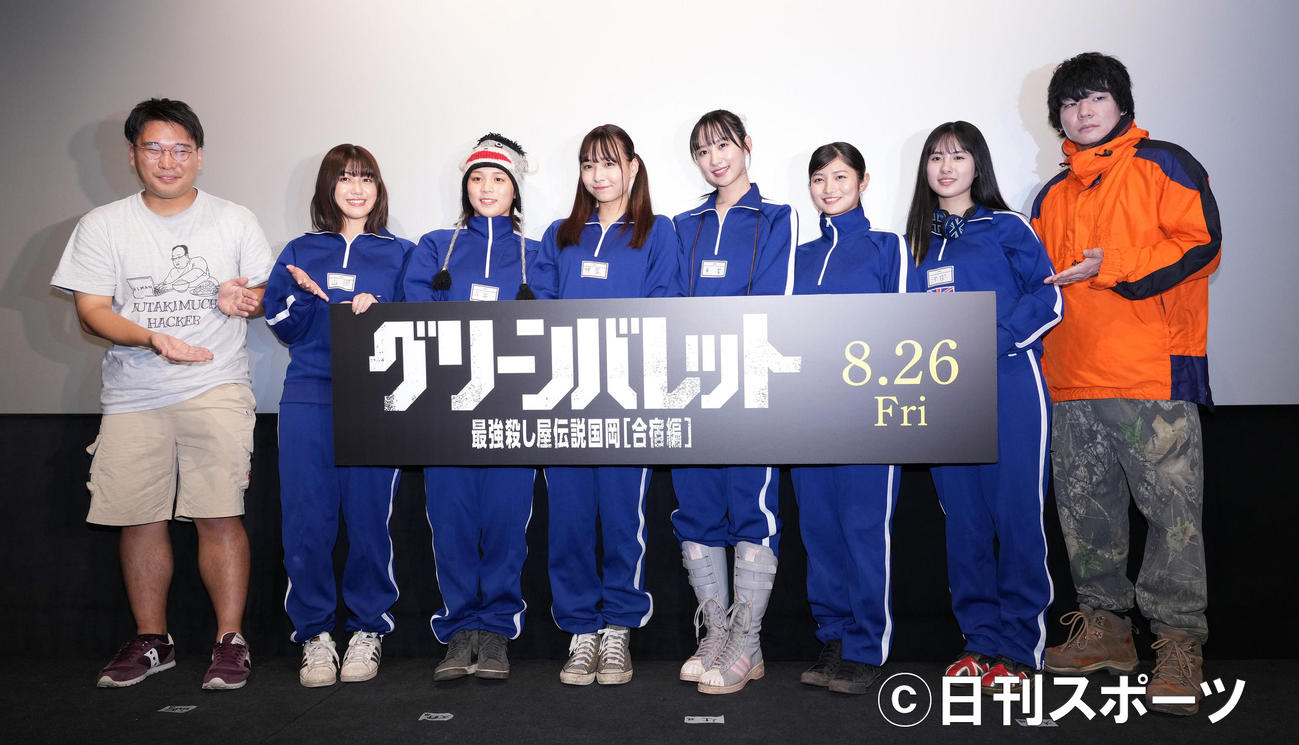 映画「グリーンバレット」完成披露上映会で記念写真に納まる、左から阪元監督、和泉芳怜、山岡雅弥、天野きき、辻優衣、大島璃乃、内藤花恋、伊能昌幸（撮影・菅敏）