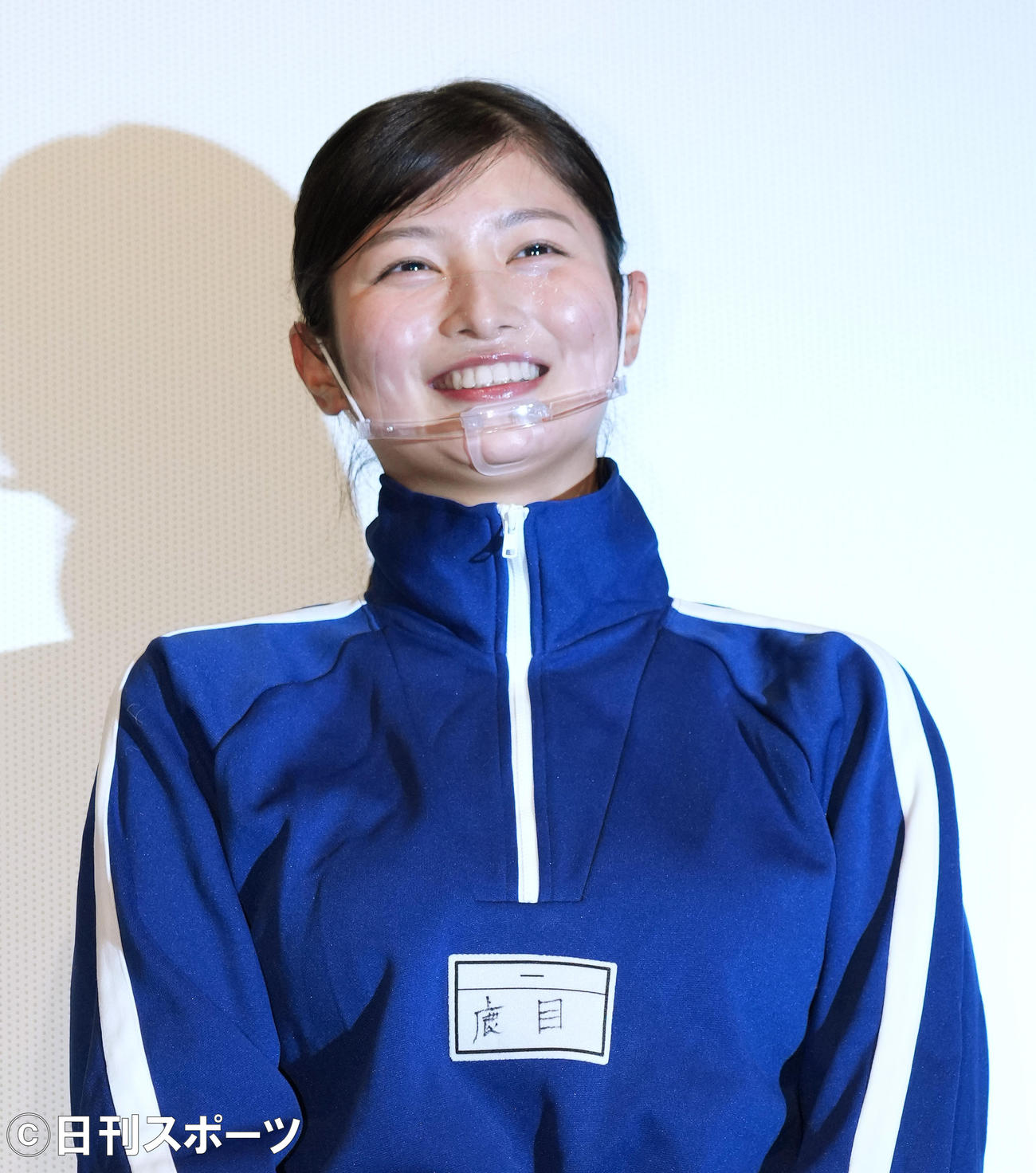映画「グリーンバレット」完成披露上映会で舞台あいさつをする大島璃乃（撮影・菅敏）