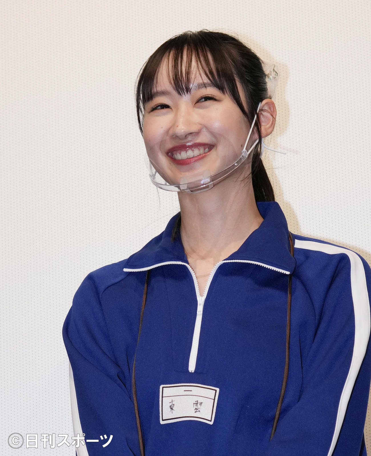 映画「グリーンバレット」完成披露上映会で舞台あいさつをする辻優衣（撮影・菅敏）