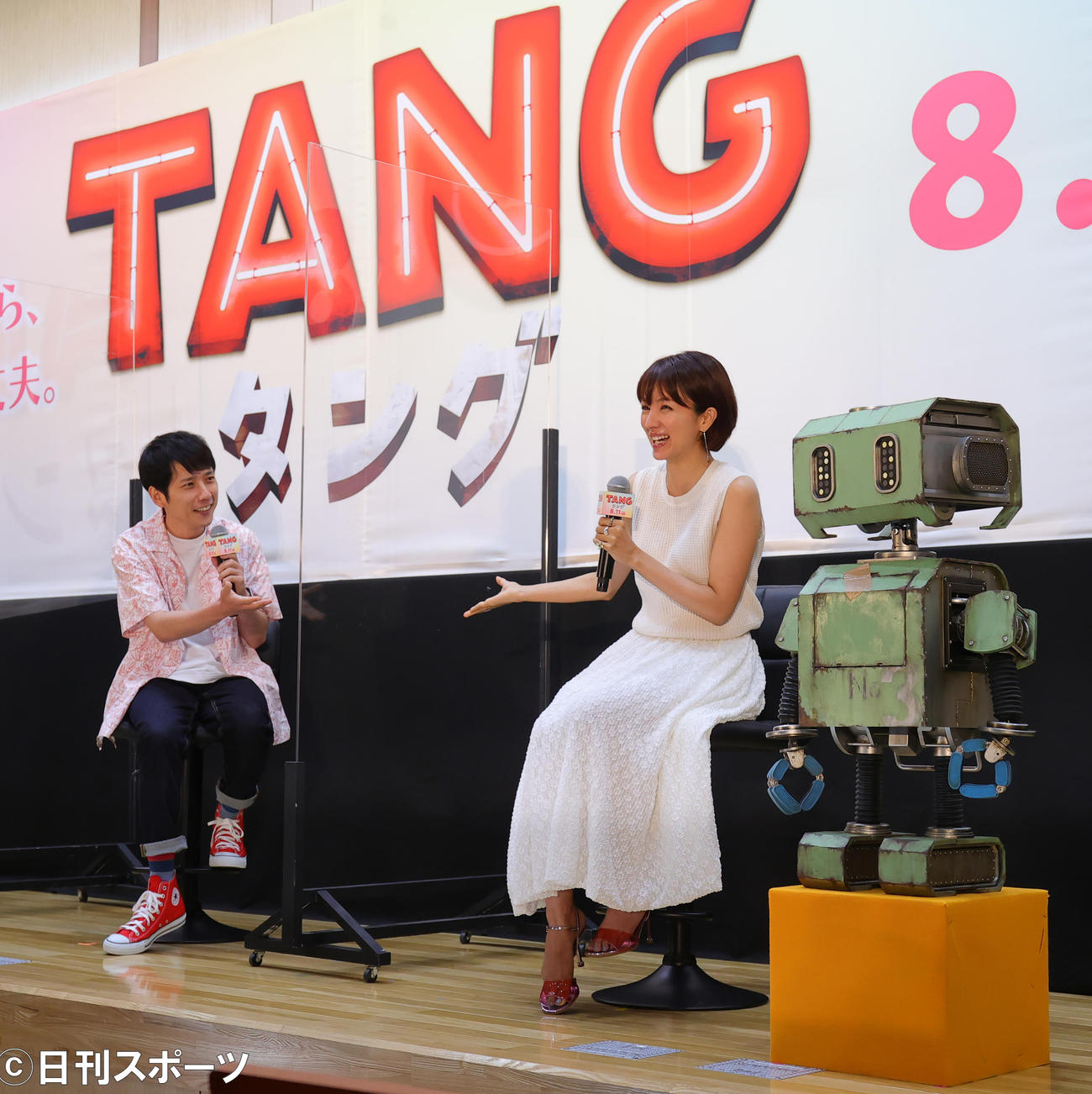 日大文理学部で学生たちを前に行われた映画「TANG」公開直前イベントに登場した二宮和也（左）と満島ひかり（撮影・野上伸悟）