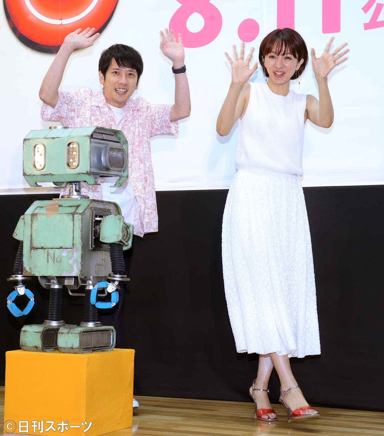 日大文理学部で学生たちを前に行われた映画「TANG」公開直前イベントに登場した二宮和也（左）と満島ひかり（撮影・野上伸悟）