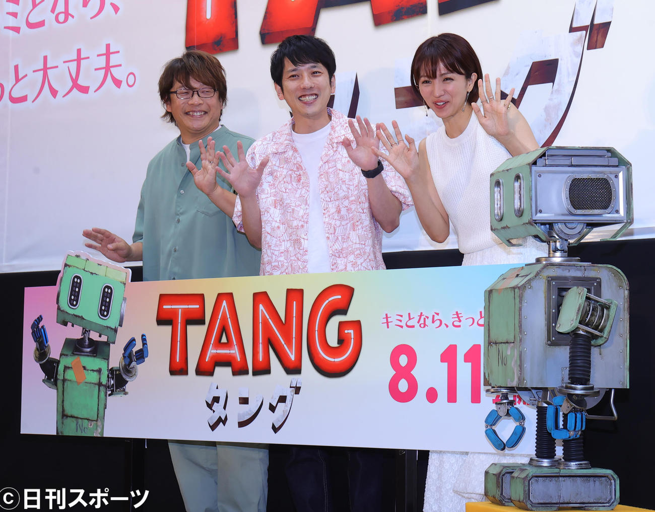 日大文理学部で学生たちを前に行われた映画「TANG」公開直前イベントに登場した左から三木孝浩監督、二宮和也、満島ひかり（撮影・野上伸悟）