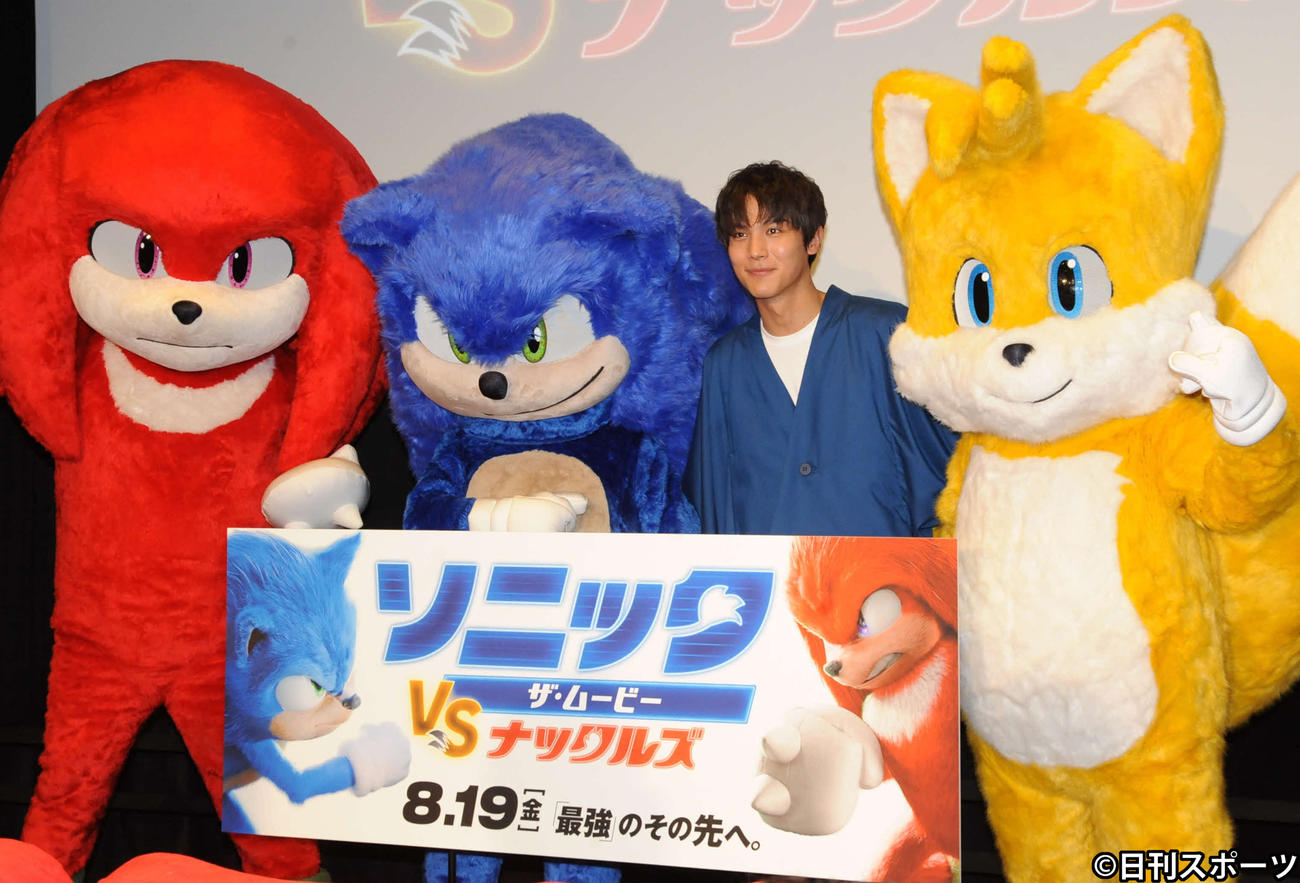「『ソニック・ザ・ムービー／ソニックVSナックルズ』ファミリー試写会イベント」に出席した、左からナックルズ、ソニック、中川大志、テイルス（撮影・松尾幸之介）