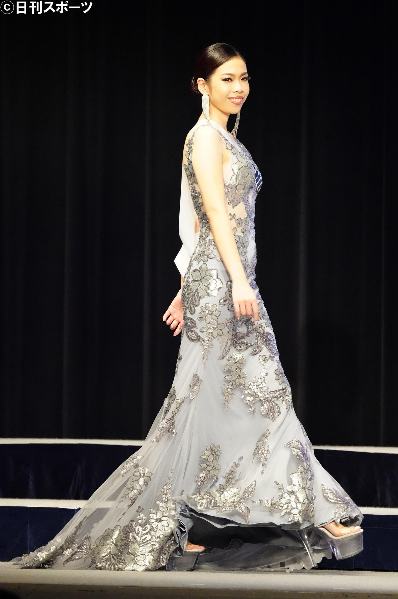 「2022ミス・アース・ジャパン」でドレス審査に臨むミス滋賀の小椋香菜子さん（撮影・江口和貴）
