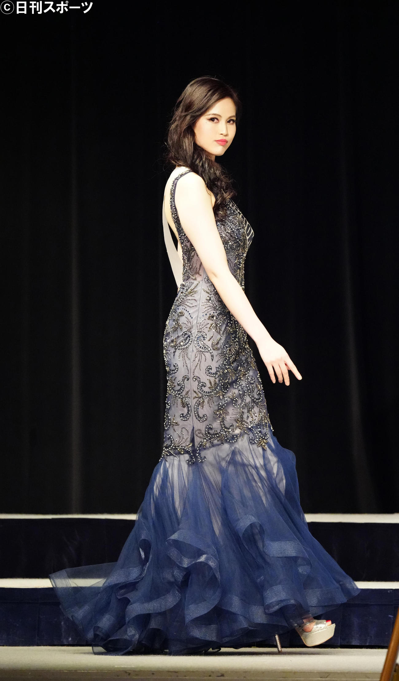 「2022ミス・アース・ジャパン」でドレス審査に臨むミス福岡の上野寿弥さん（撮影・江口和貴）