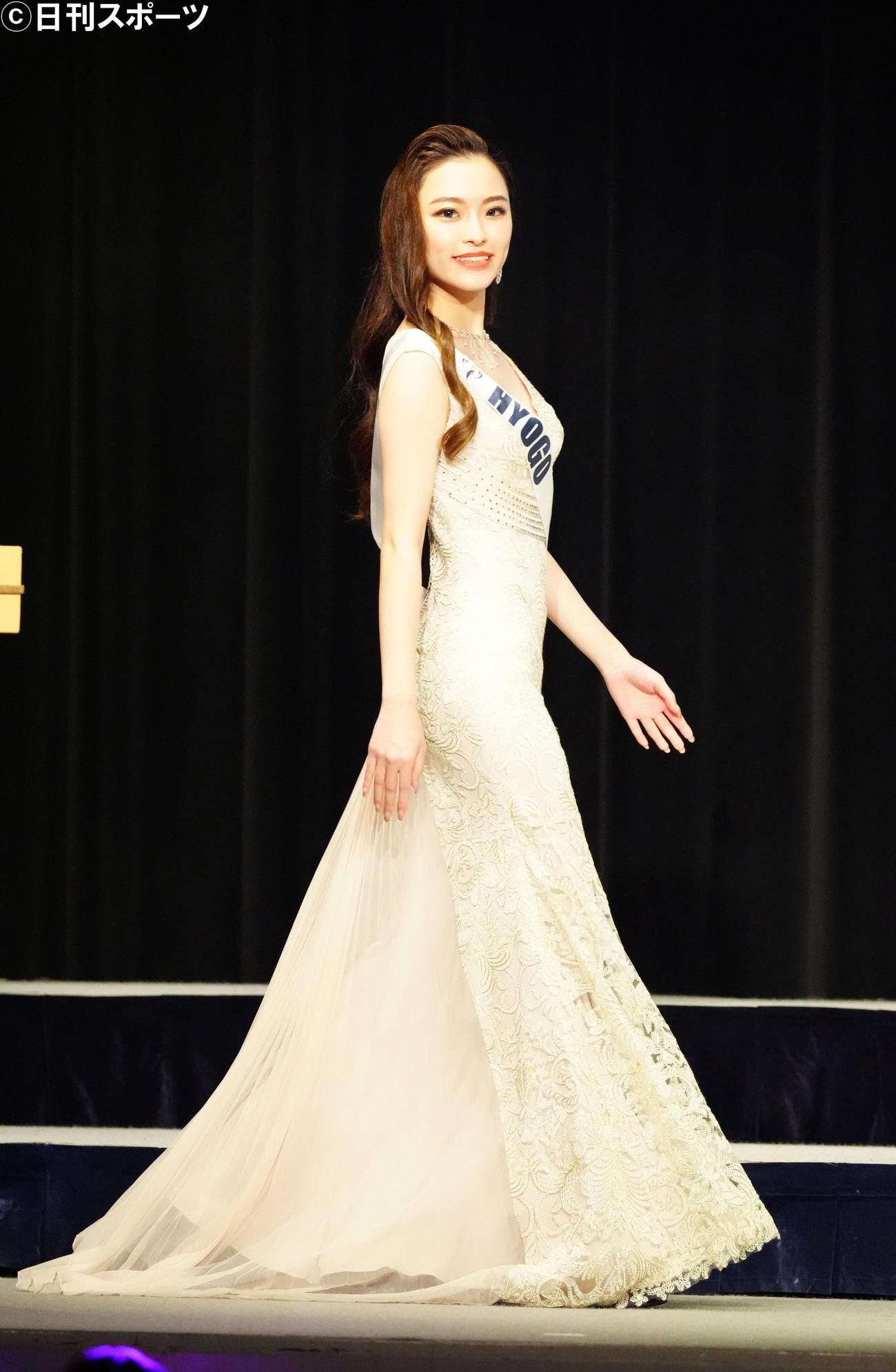 「2022ミス・アース・ジャパン」でドレス審査に臨むミス兵庫の太田成美さん（撮影・江口和貴）