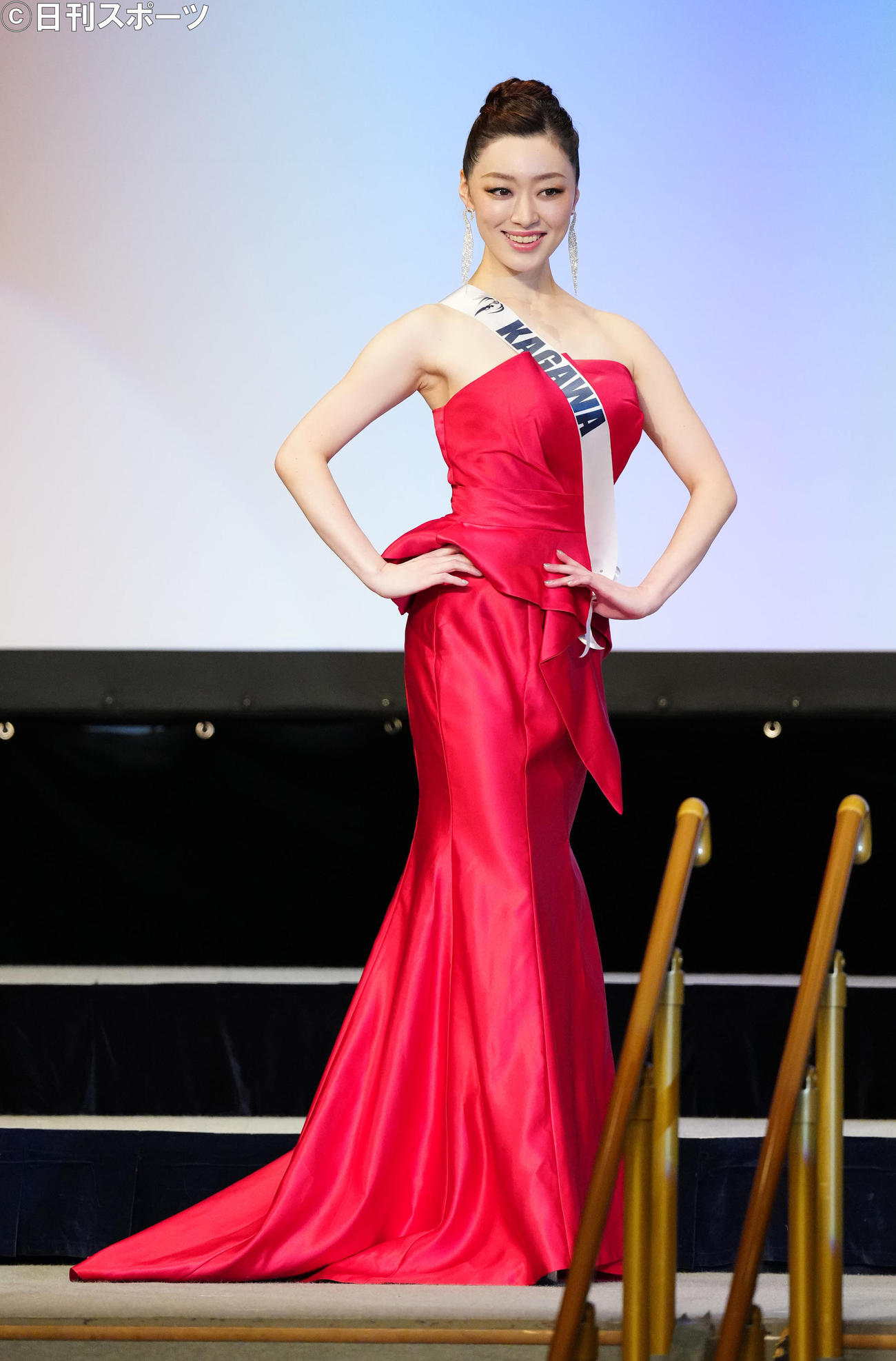 「2022ミス・アース・ジャパン」でドレス審査に臨むミス香川の加藤理子さん（撮影・江口和貴）