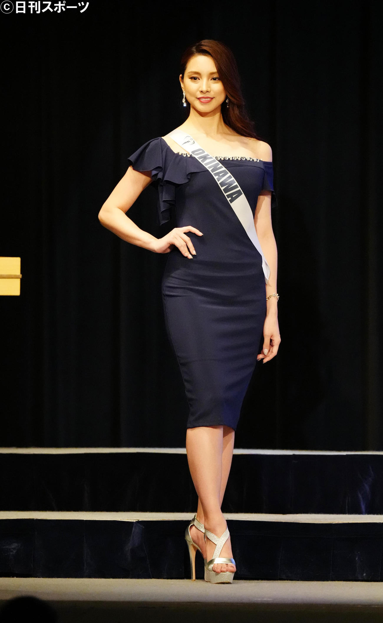「2022ミス・アース・ジャパン」でカジュアルウエア審査に臨むミス沖縄の比嘉あいりさん（撮影・江口和貴）