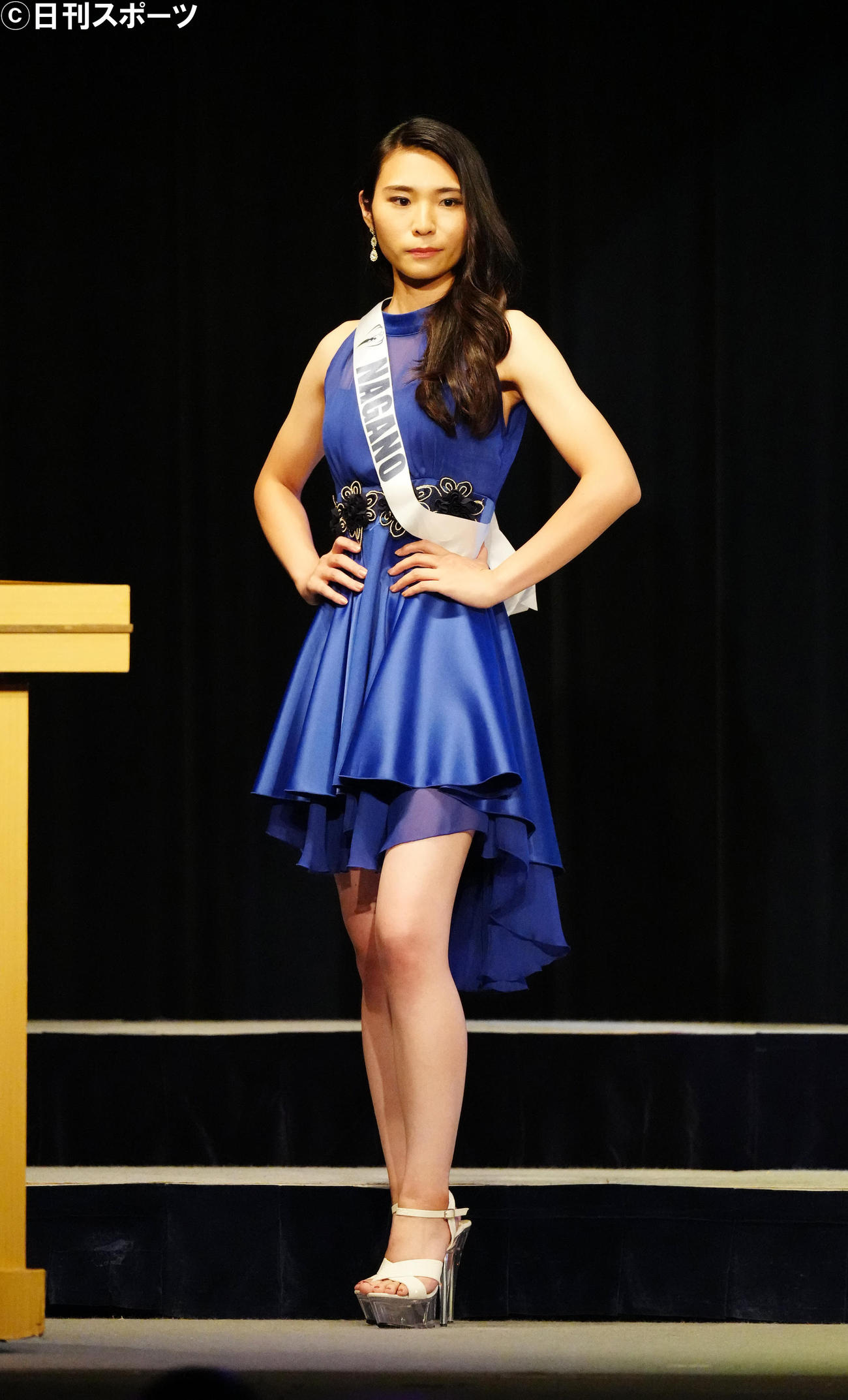 「2022ミス・アース・ジャパン」でカジュアルウエア審査に臨むミス長野の赤沼詩織さん（撮影・江口和貴）