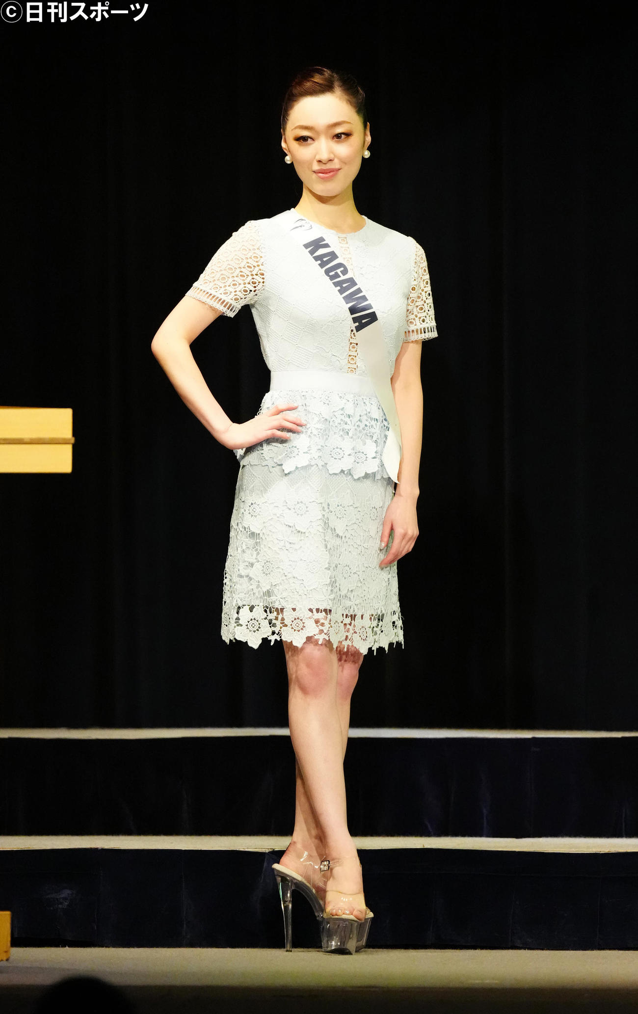 「2022ミス・アース・ジャパン」でカジュアルウエア審査に臨むミス香川の加藤理子さん（撮影・江口和貴）