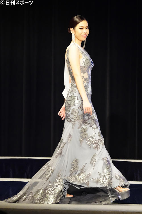 「2022ミス・アース・ジャパン」でドレス審査に臨むミス滋賀の小椋香菜子さん（撮影・江口和貴）