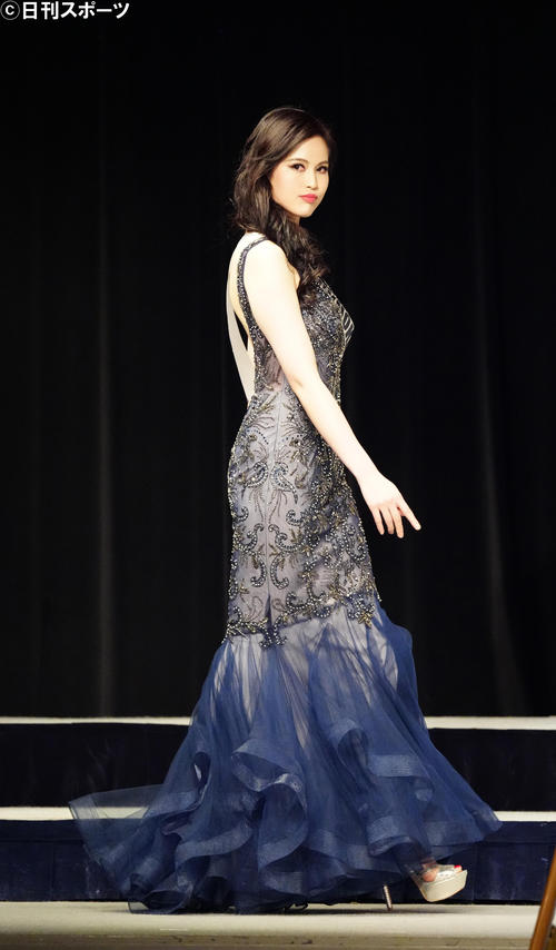 「2022ミス・アース・ジャパン」でドレス審査に臨むミス福岡の上野寿弥さん（撮影・江口和貴）