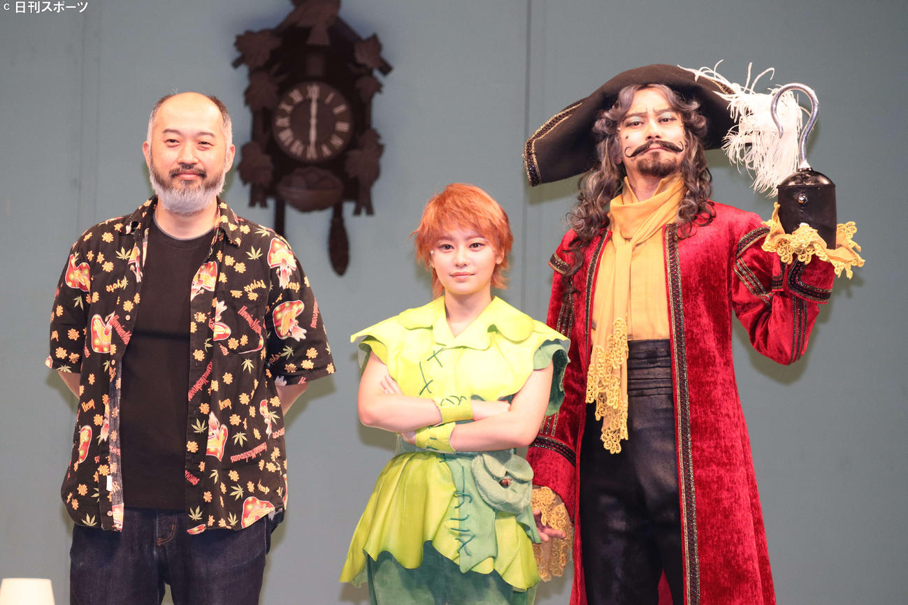 ミュージカル「ピーター・パン」囲み取材に応じた、左から演出家の森新太郎氏、吉柳咲良、小西遼生（撮影・加藤理沙）