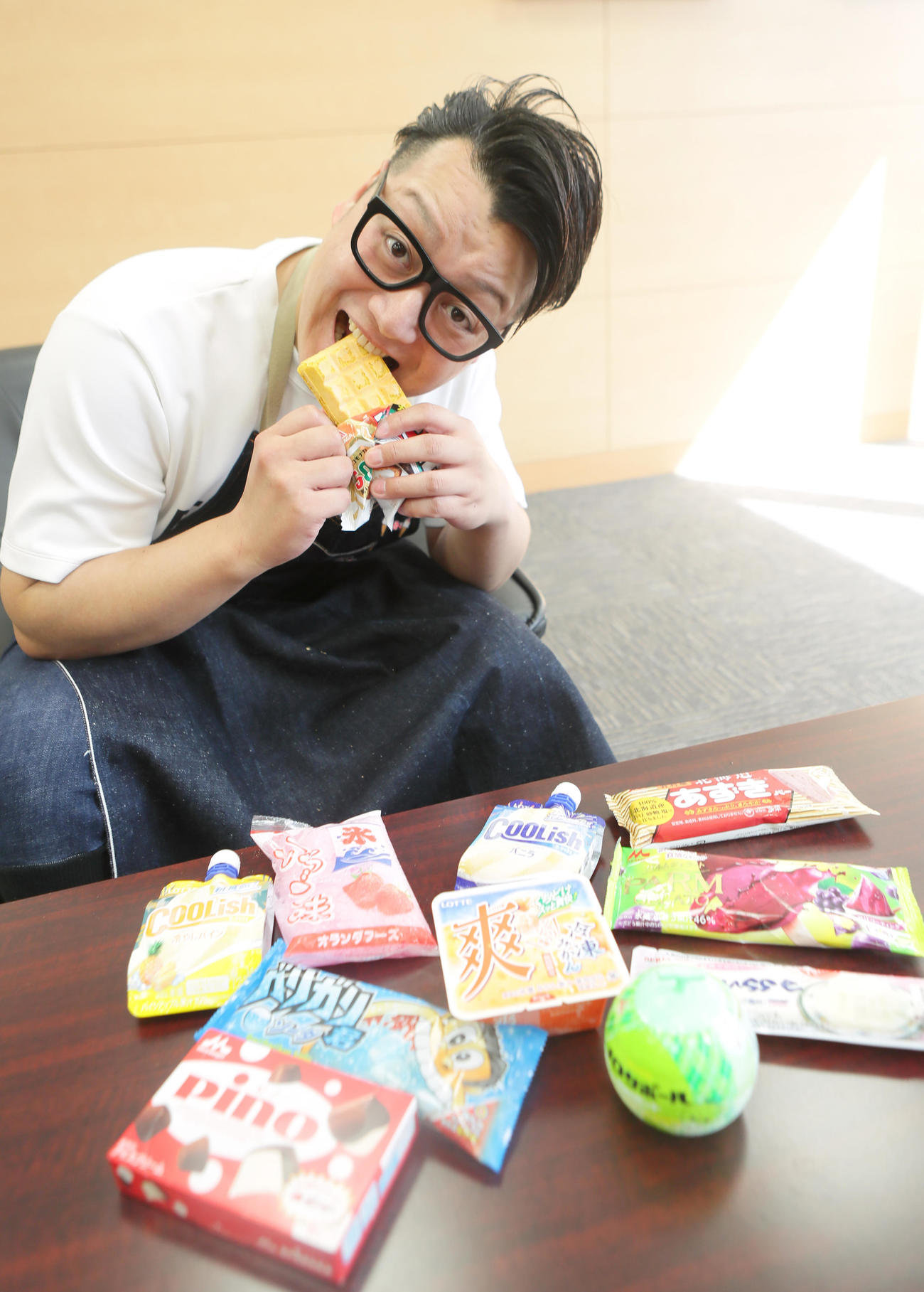 アイスにかじりつくアイス研究家のシズリーナ荒井（撮影・足立雅史）