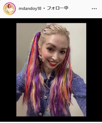 舞台「BE MORE CHILL」で見せるレインボーヘアの写真をアップしたダンドイ舞莉花（ダンドイ舞莉花のインスタグラムより）
