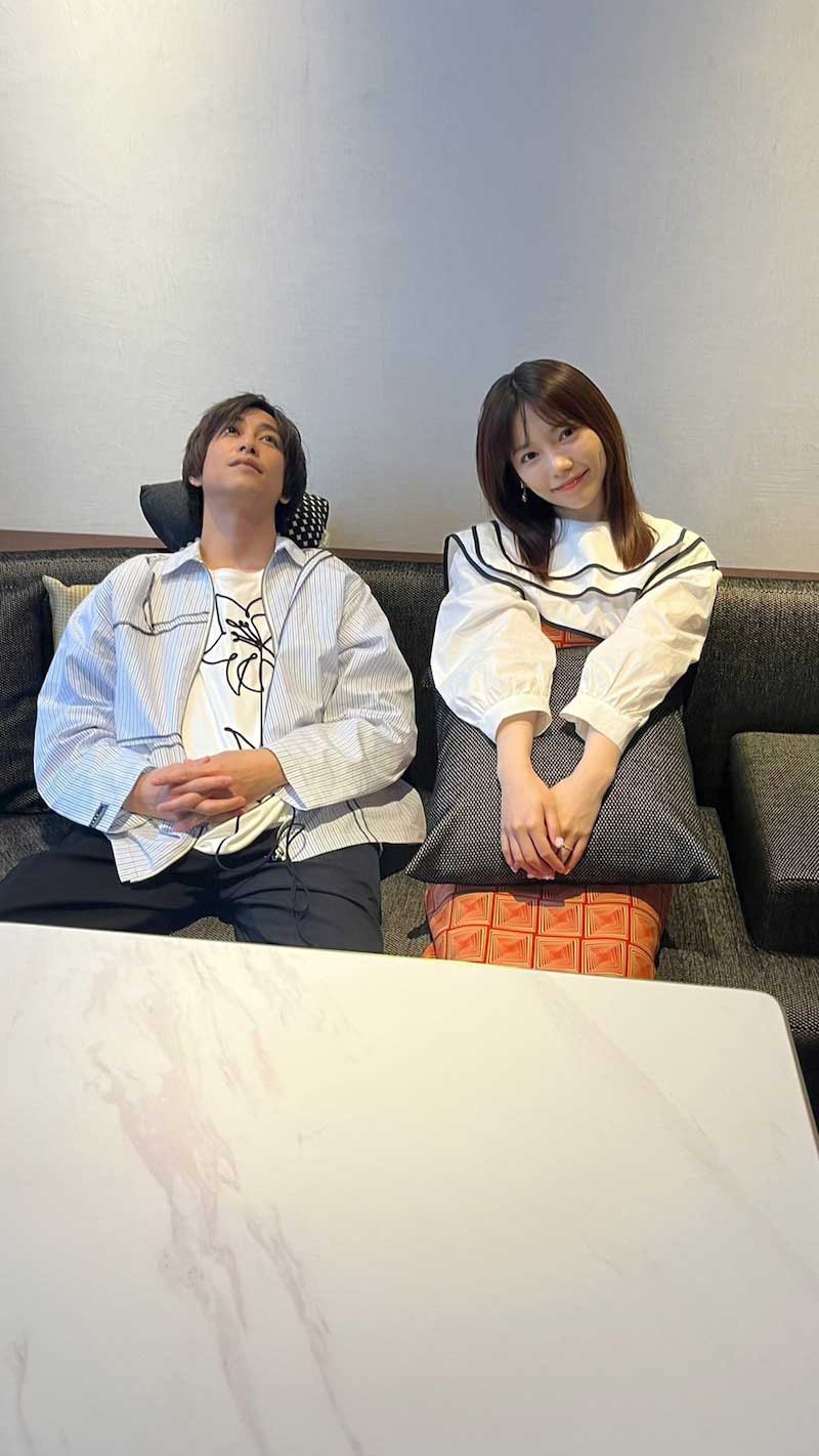 宿泊した星野リゾート「OMO5」でくつろぐ佐野岳（左）と島崎遥香（「私たち結婚しました3」オフィシャルブログより）