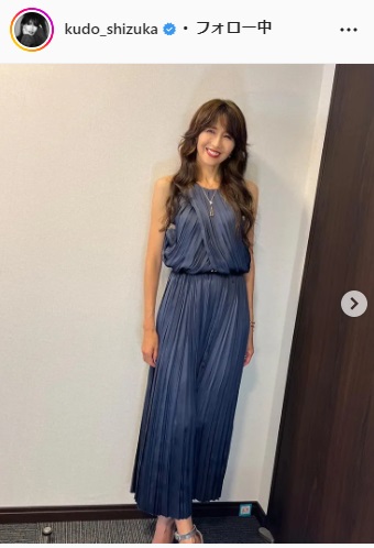 NHK歌謡番組「うたコン」で着用した衣装で撮影する工藤静香（工藤静香のインスタグラムより）