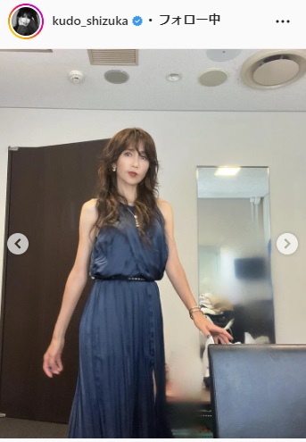 NHK歌謡番組「うたコン」で着用した衣装で撮影する工藤静香（工藤静香のインスタグラムより）