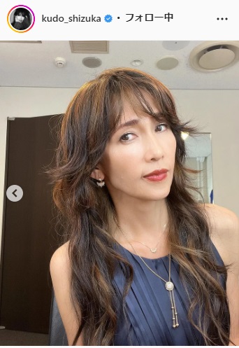 NHK歌謡番組「うたコン」で着用した衣装で撮影する工藤静香（工藤静香のインスタグラムより）