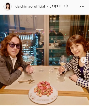ケーキを前に夫森田恭通氏とツーショットを披露した大地真央（大地真央のインスタグラムより）