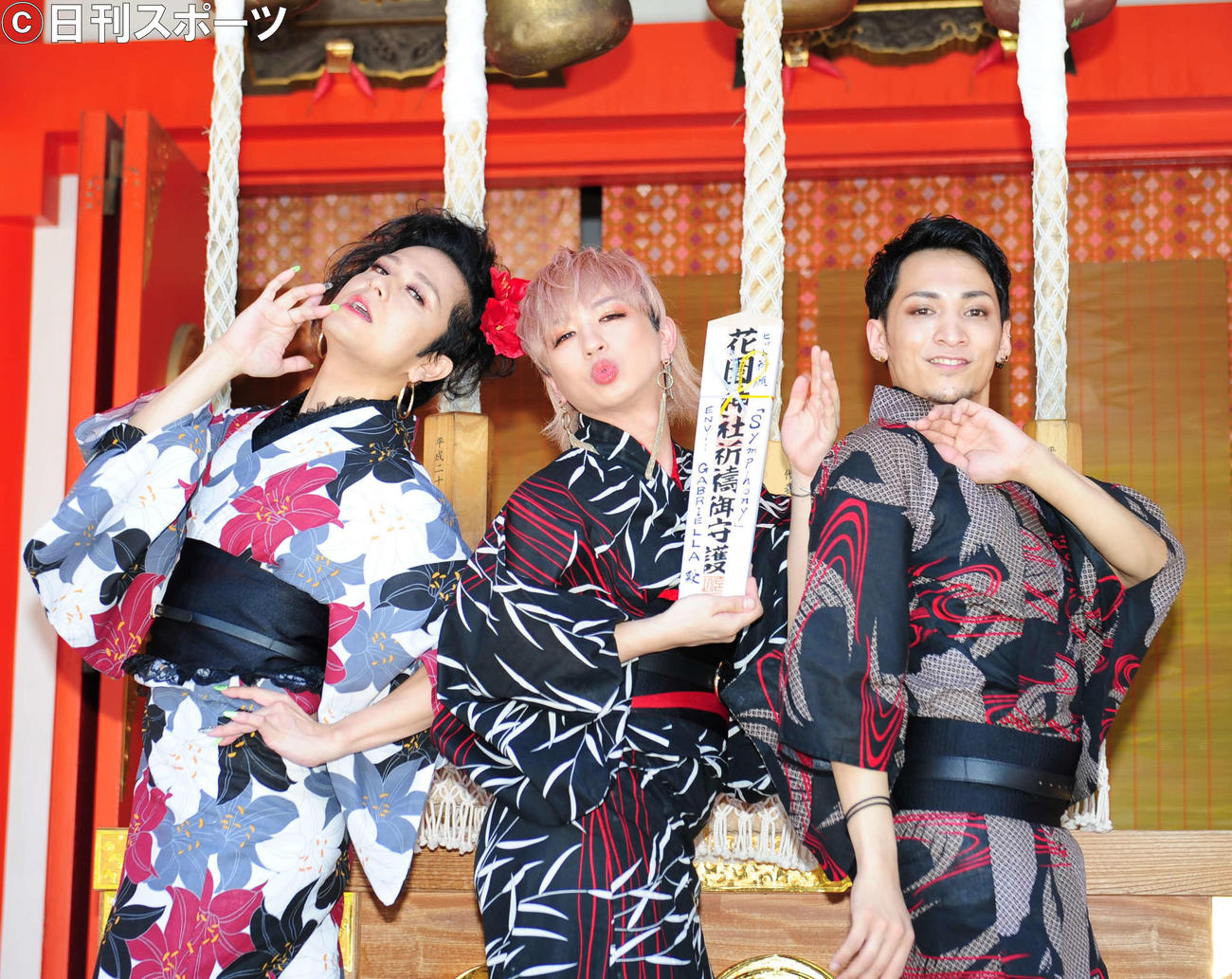 配信シングル「Symphony」のヒット祈願を行った、ENVii GABRIELLA。左からヒデキズム、タカシ、カミュ