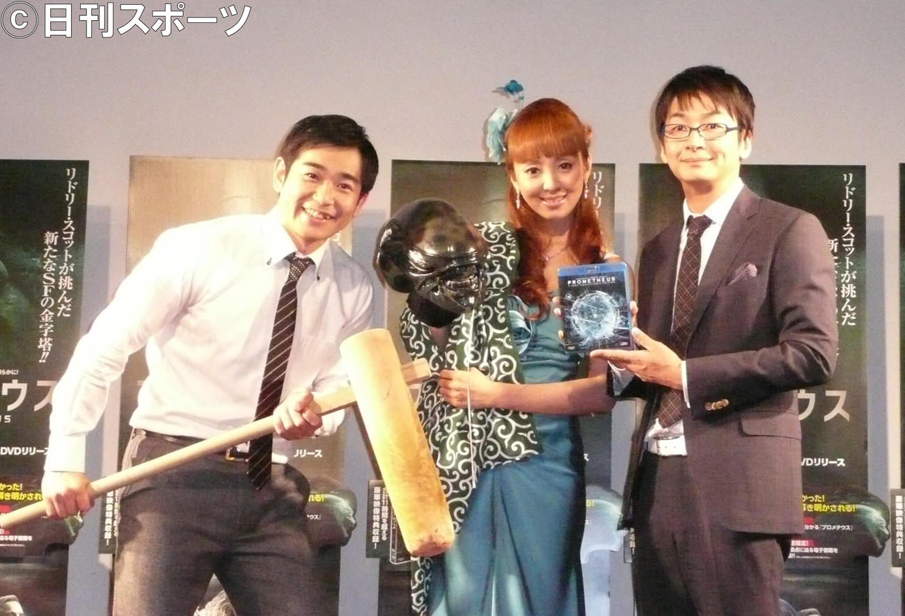 イベント初共演の神田うの（中央）とハマカーンの浜谷健司（左）と神田伸一郎（2013年1月撮影）