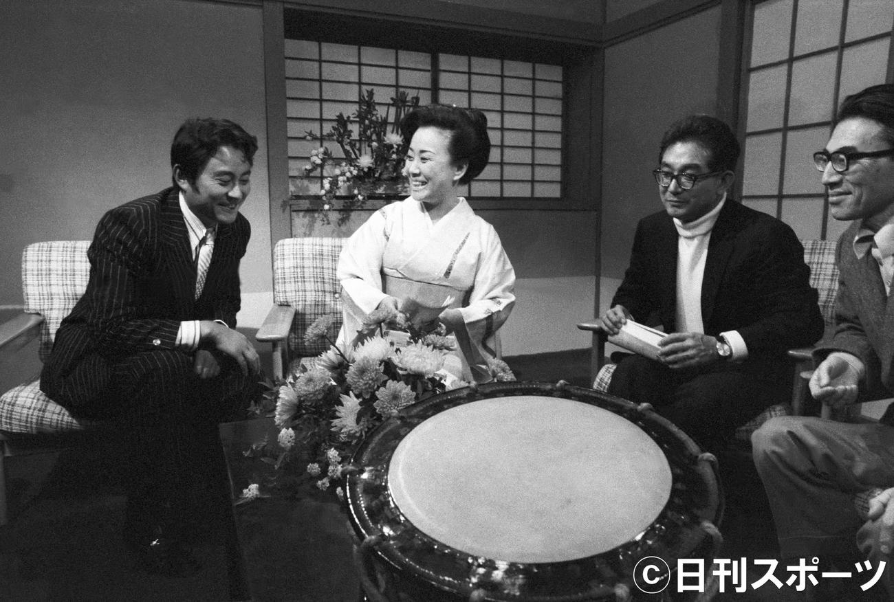 美空ひばりさんと野村芳太郎さん（右）と東京12CHに出演した石濱朗さん（1975年3月撮影）