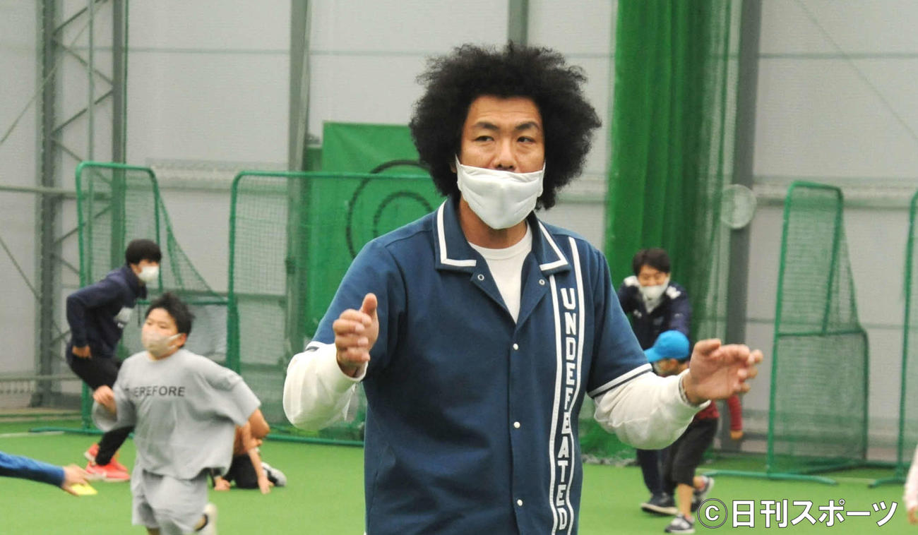 野球教室で保護者に話をするトータルテンボスの藤田憲右（2022年5月15日撮影）