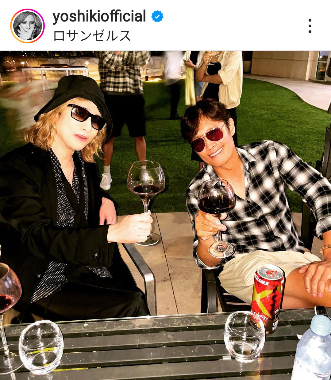 イ・ビョンホン（右）とワイングラスで乾杯するYOSHIKI（インスタグラムから）