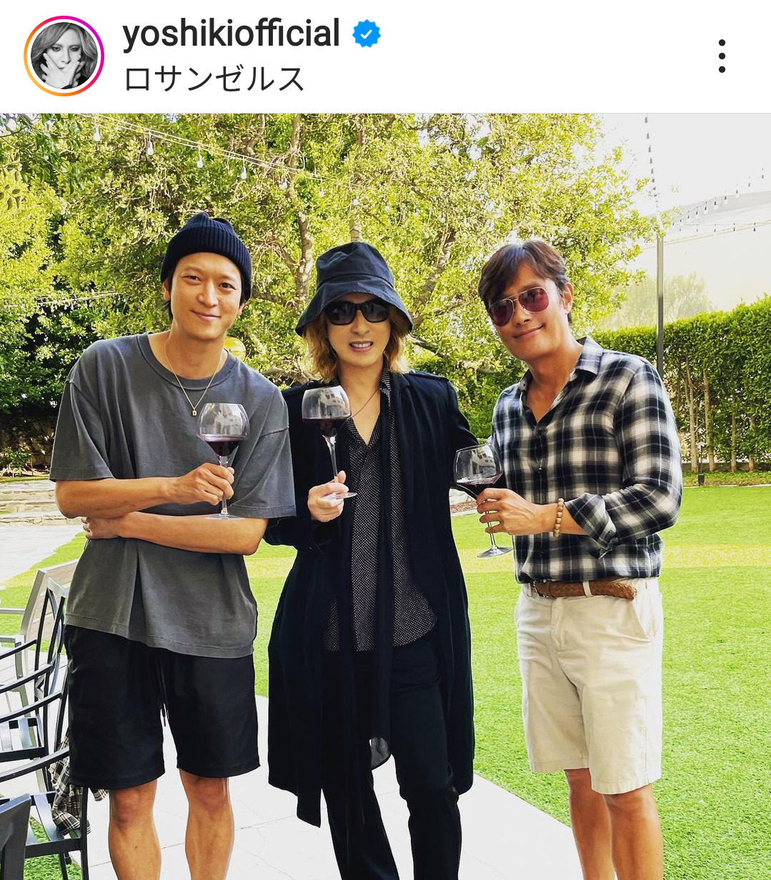 カン・ドンイウォン（左）、イ・ビョンホン（右）と日韓スター3ショットを披露したYOSHIKI（インスタグラムから）