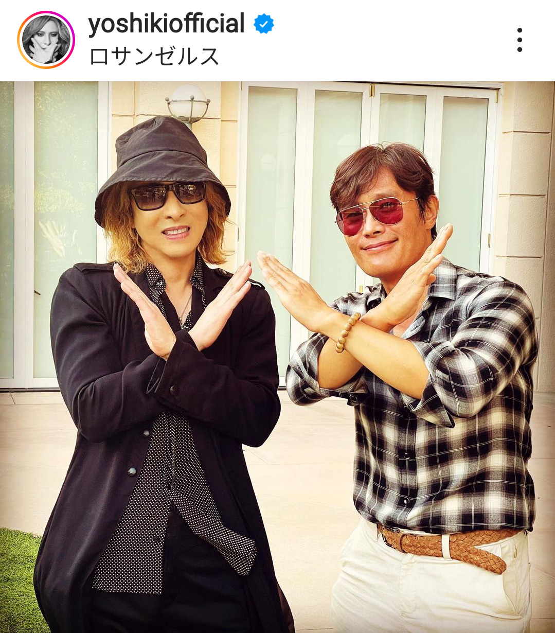 イ・ビョンホン（右）と楽しそうにポーズをとるYOSHIKI（インスタグラムから）