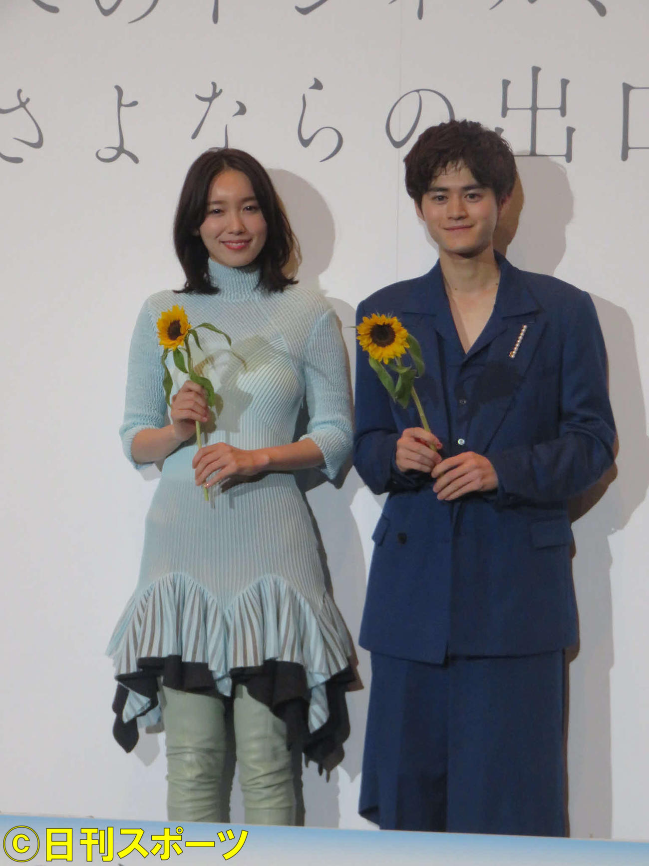 アニメ映画「夏へのトンネル、さよならの出口」の完成披露試写会舞台あいさつに出席した飯豊まりえ（左）と鈴鹿央士