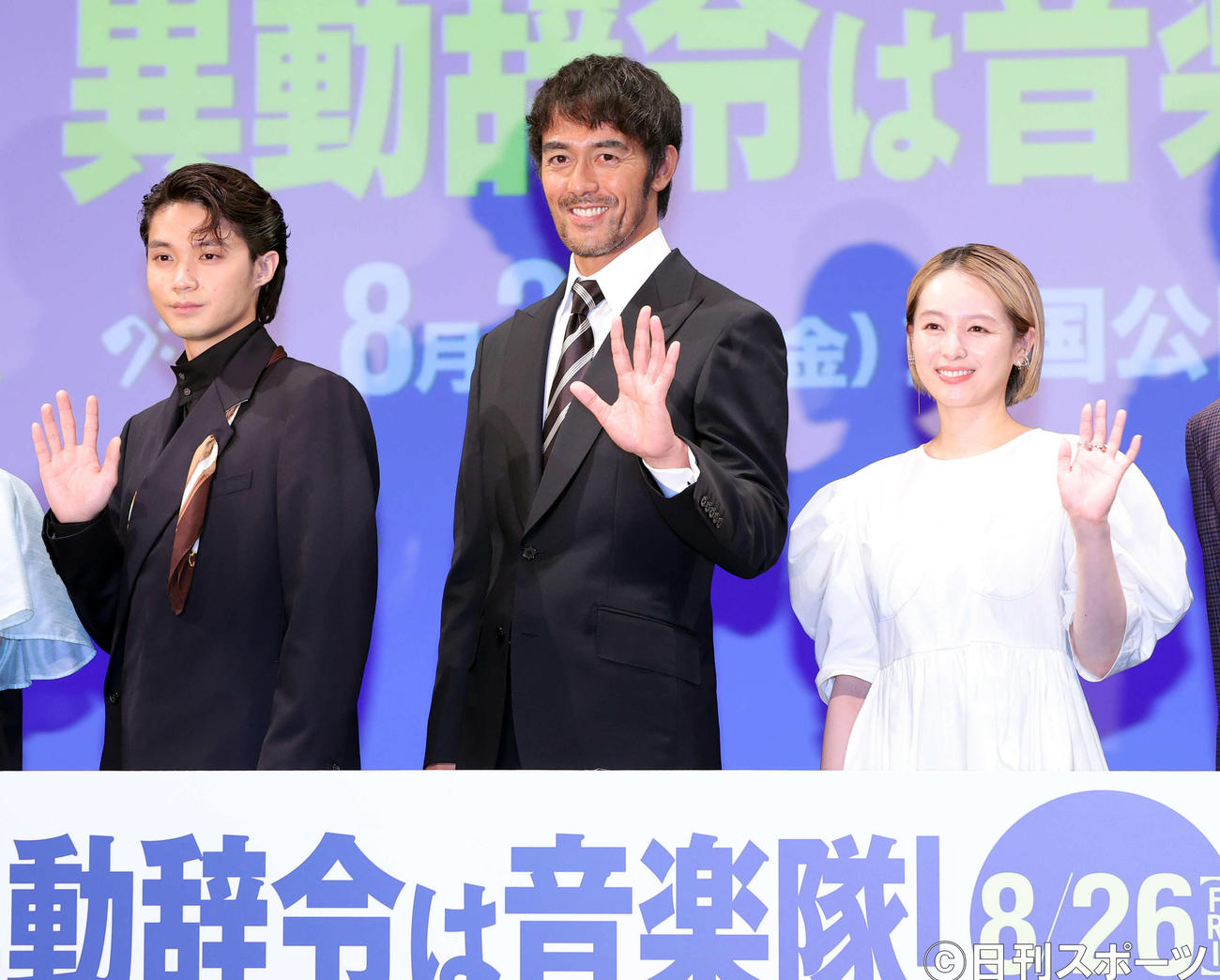 映画「異動辞令は音楽隊！」完成披露試写会で笑顔で手を振る、左から磯村勇斗、阿部寛、清野菜名（撮影・浅見桂子）