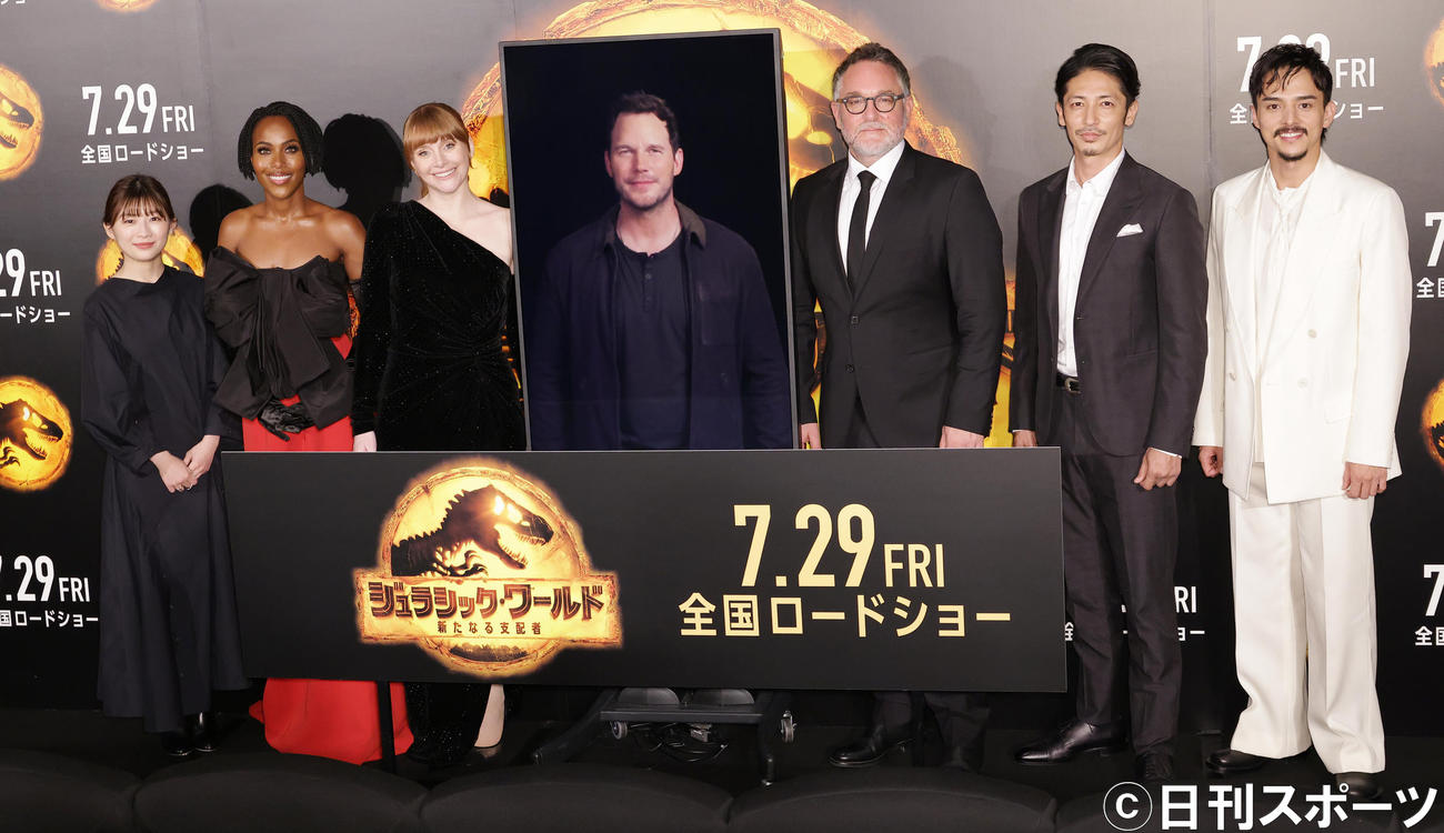 映画「ジュラシック・ワールド」来日会見を行った、左から伊藤沙莉、ディワンダ・ワイズ、ブライス・ダラス・ハワード、クリス・プラット（映像）、コリン・トレボロウ監督、玉木宏、満島真之介（撮影・中島郁夫）