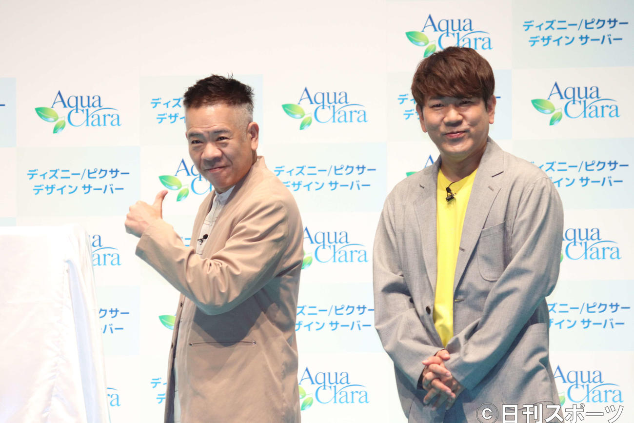 「アクアクララ　ディズニー／ピクサーデザインサーバー発表会」に出席した、お笑いコンビ、FUJIWARAの原西孝幸（左）と藤本孝史（撮影・加藤理沙）