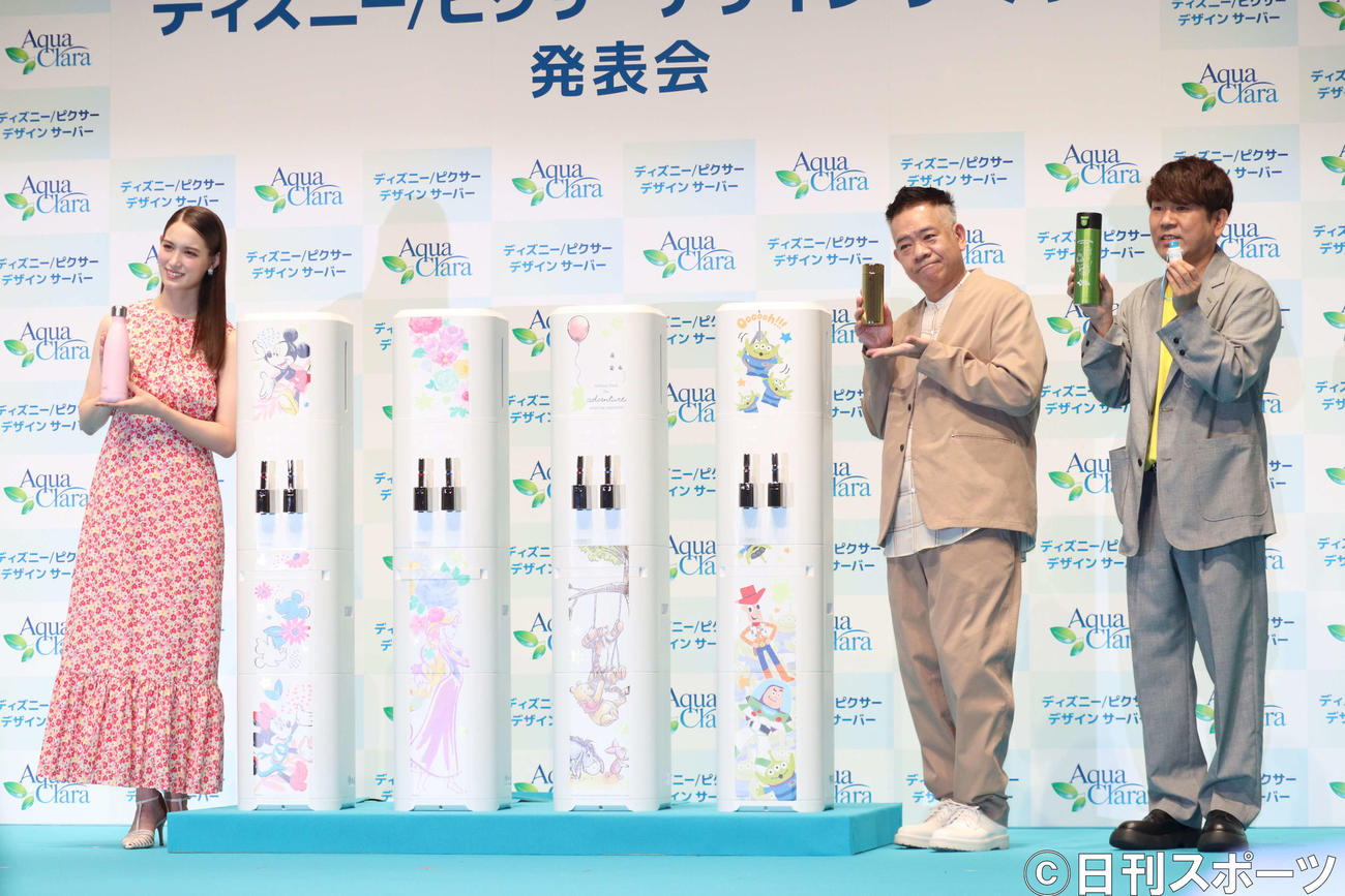 「アクアクララ　ディズニー／ピクサーデザインサーバー発表会」に出席した、左からトラウデン直美、お笑いコンビ、FUJIWARAの原西孝幸、藤本孝史（撮影・加藤理沙）