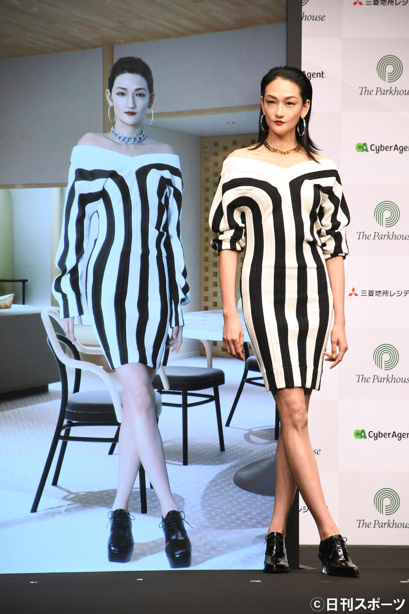 「ザ・パークハウス『SUPER MODEL ROOM』メディア発表会」でデジタルツイン化された自身と写真に納まる冨永愛（撮影・大友陽平）
