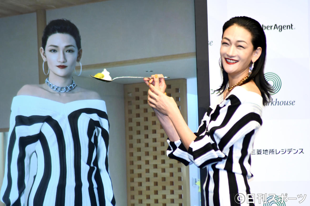 「ザ・パークハウス『SUPER MODEL ROOM』メディア発表会」でデジタルツイン化された自身にケーキを食べさせる冨永愛（撮影・大友陽平）