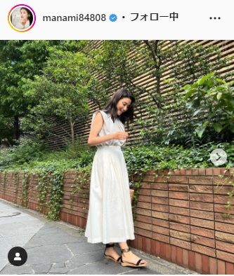 純白のワンピース姿で散歩する橋本マナミ（橋本マナミのインスタグラムより）