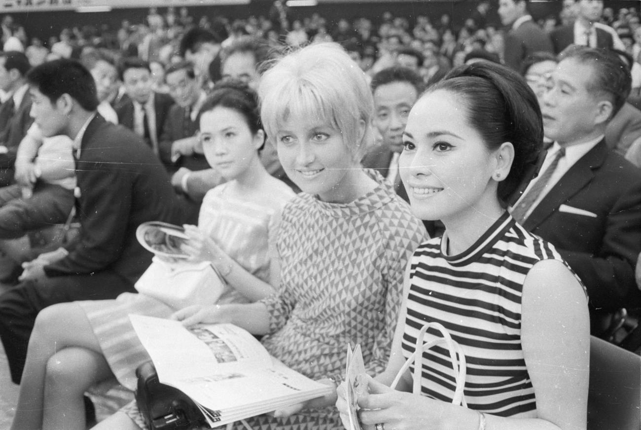 ファイティング原田－ベルナルド・カラバロ戦を観戦するデヴィ夫人（右端）（1967年7月4日撮影）