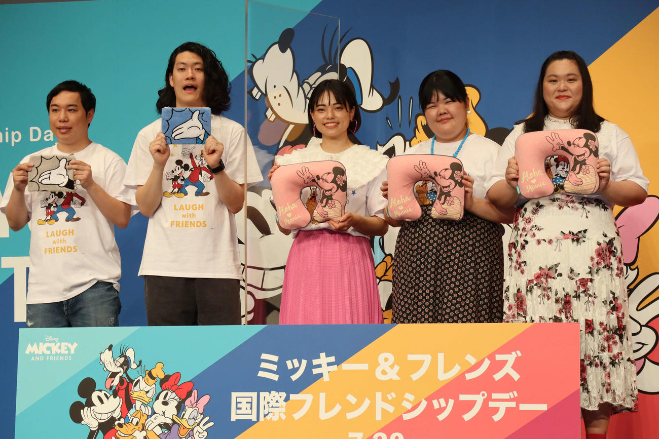 「ミッキー＆フレンズ　国際フレンドシップデー」のイベントに出席した、左から霜降り明星のせいや、粗品、ぼる塾のきりやはるか、あんり、田辺智加（C）Disney
