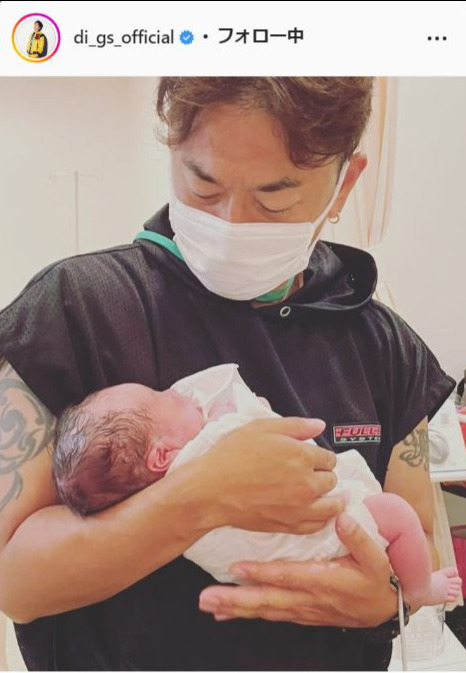 DOBERMAN INFINITYのGSが投稿した誕生したばかりの第1子長男を抱く写真（DOBERMAN INFINITYのGSのインスタグラムより）