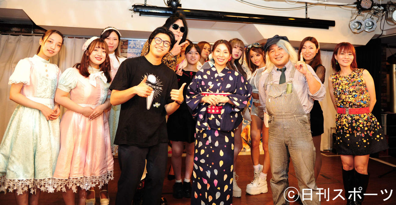 「水城なつみフェス」を行った水城なつみ（中央）