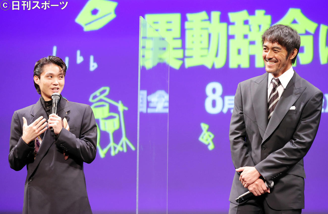 映画「異動辞令は音楽隊！」完成披露試写会で、笑顔でインタビューに答える磯村勇斗（左）と阿部寛（撮影・浅見桂子）