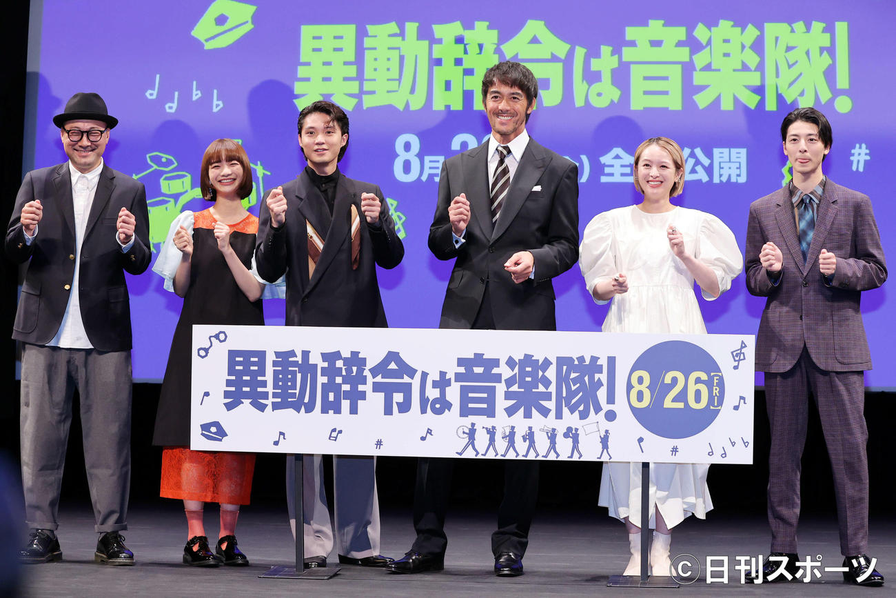 映画「異動辞令は音楽隊！」完成披露試写会で楽器を演奏するしぐさで記念撮影する、左から内田英治監督、見上愛、磯村勇斗、阿部寛、清野菜名、高杉真宙（撮影・浅見桂子）