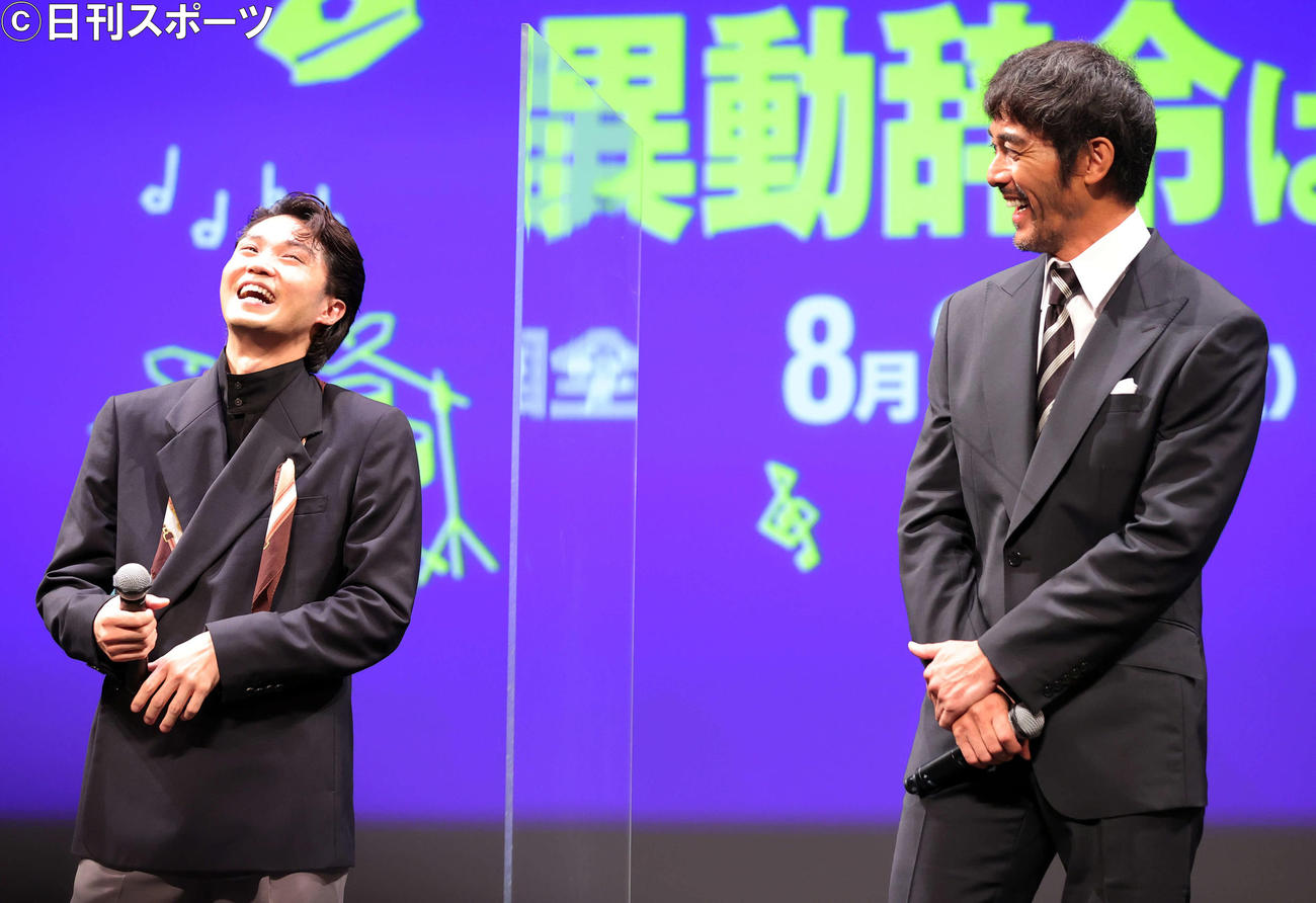 映画「異動辞令は音楽隊！」完成披露試写会で、爆笑しながらインタビューに答える磯村勇斗（左）と阿部寛（撮影・浅見桂子）