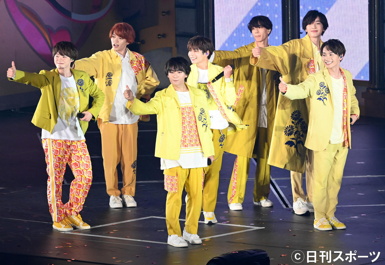 地元大阪で初ライブを行ったなにわ男子。左から大橋和也、西畑大吾、大西流星、長尾謙杜、高橋恭平、道枝駿佑、藤原丈一郎（撮影・前岡正明）