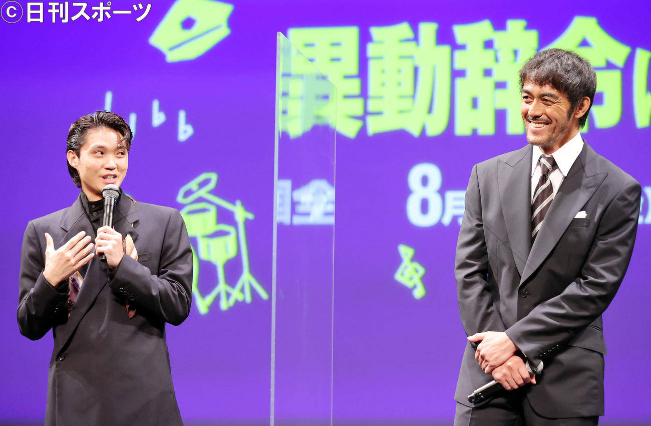 映画「異動辞令は音楽隊！」完成披露試写会で、笑顔でインタビューに答える磯村勇斗（左）と阿部寛（撮影・浅見桂子）