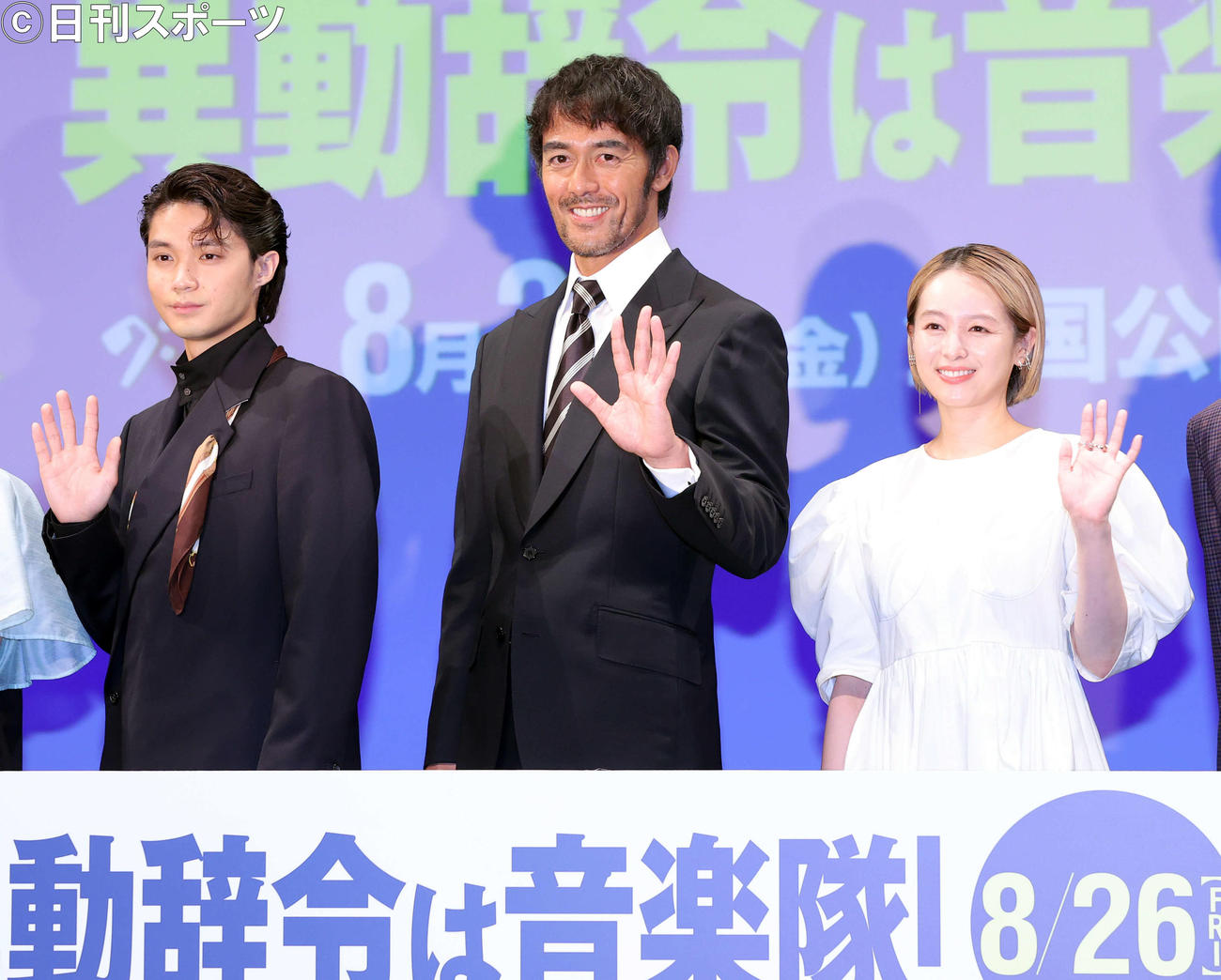 映画「異動辞令は音楽隊！」完成披露試写会で笑顔で手を振る、左から磯村勇斗、阿部寛、清野菜名（撮影・浅見桂子）